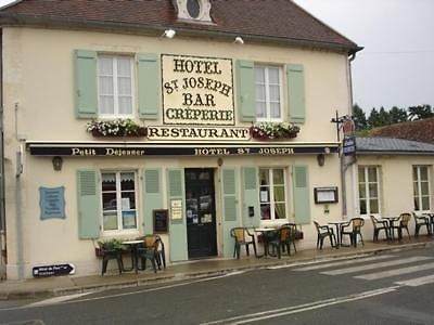 Logis Hotel Saint-Joseph Sancoins エクステリア 写真