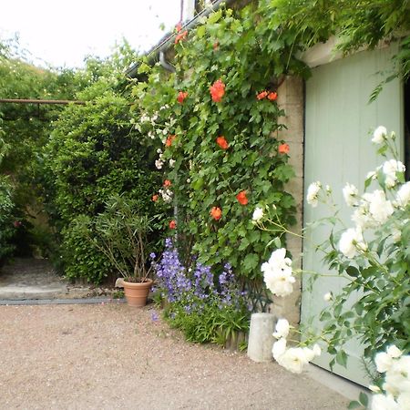 Logis Hotel Saint-Joseph Sancoins エクステリア 写真