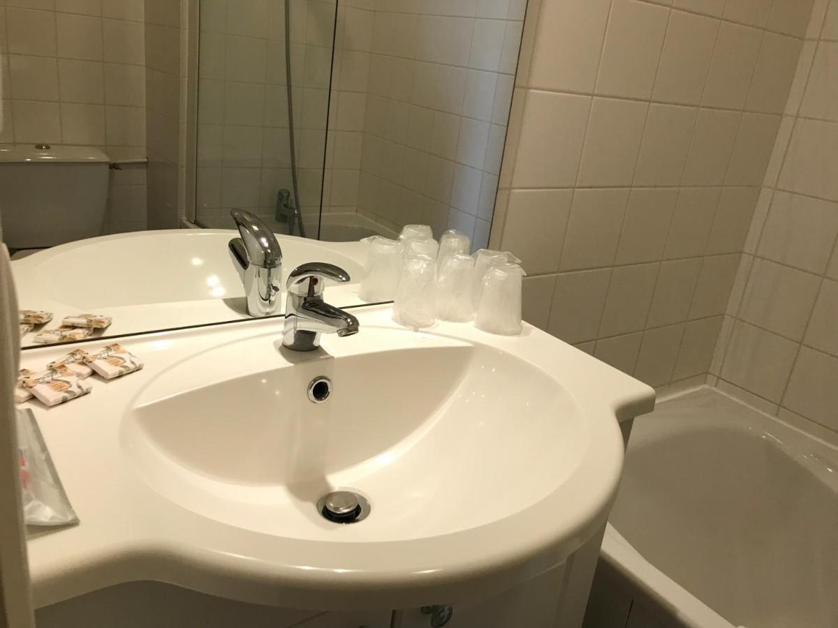 Logis Hotel Saint-Joseph Sancoins エクステリア 写真