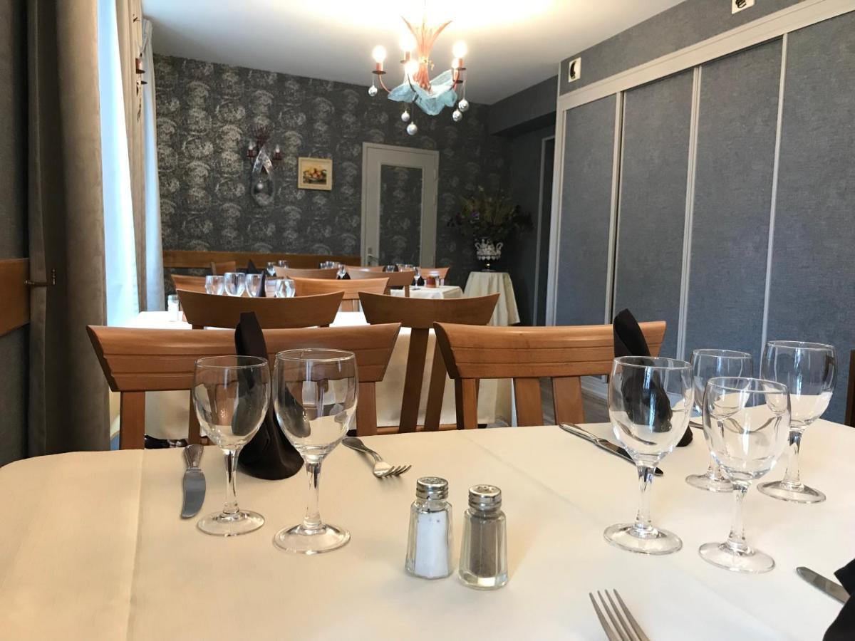Logis Hotel Saint-Joseph Sancoins エクステリア 写真