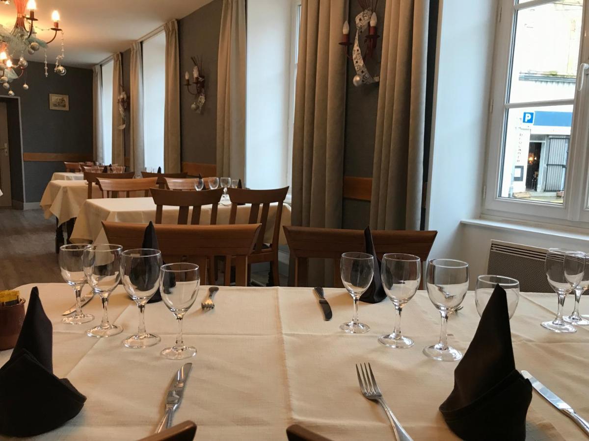 Logis Hotel Saint-Joseph Sancoins エクステリア 写真