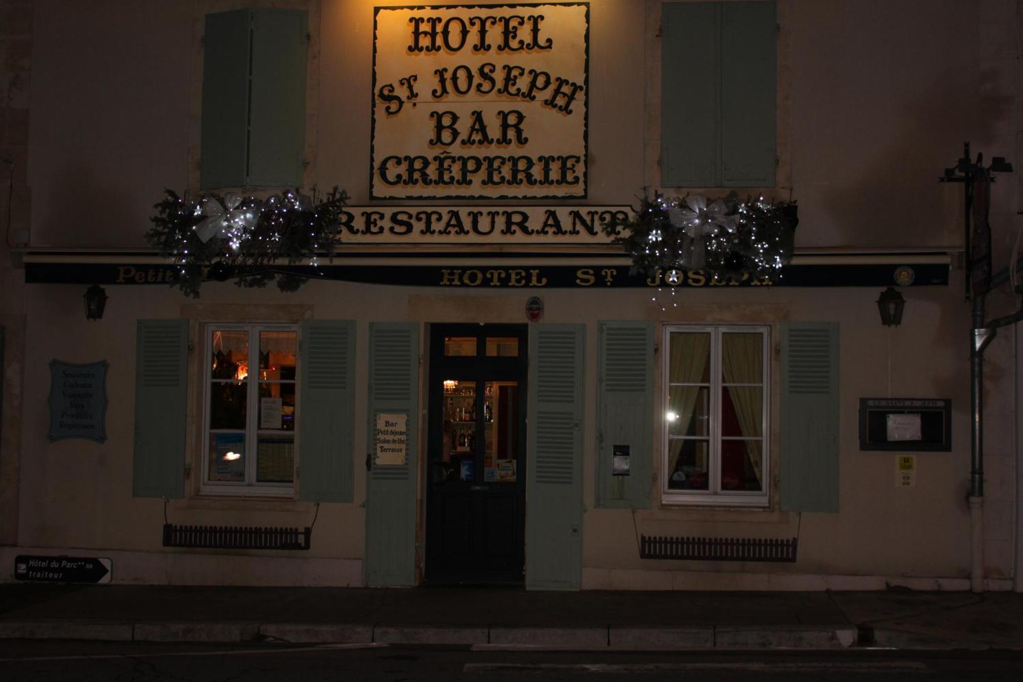 Logis Hotel Saint-Joseph Sancoins エクステリア 写真