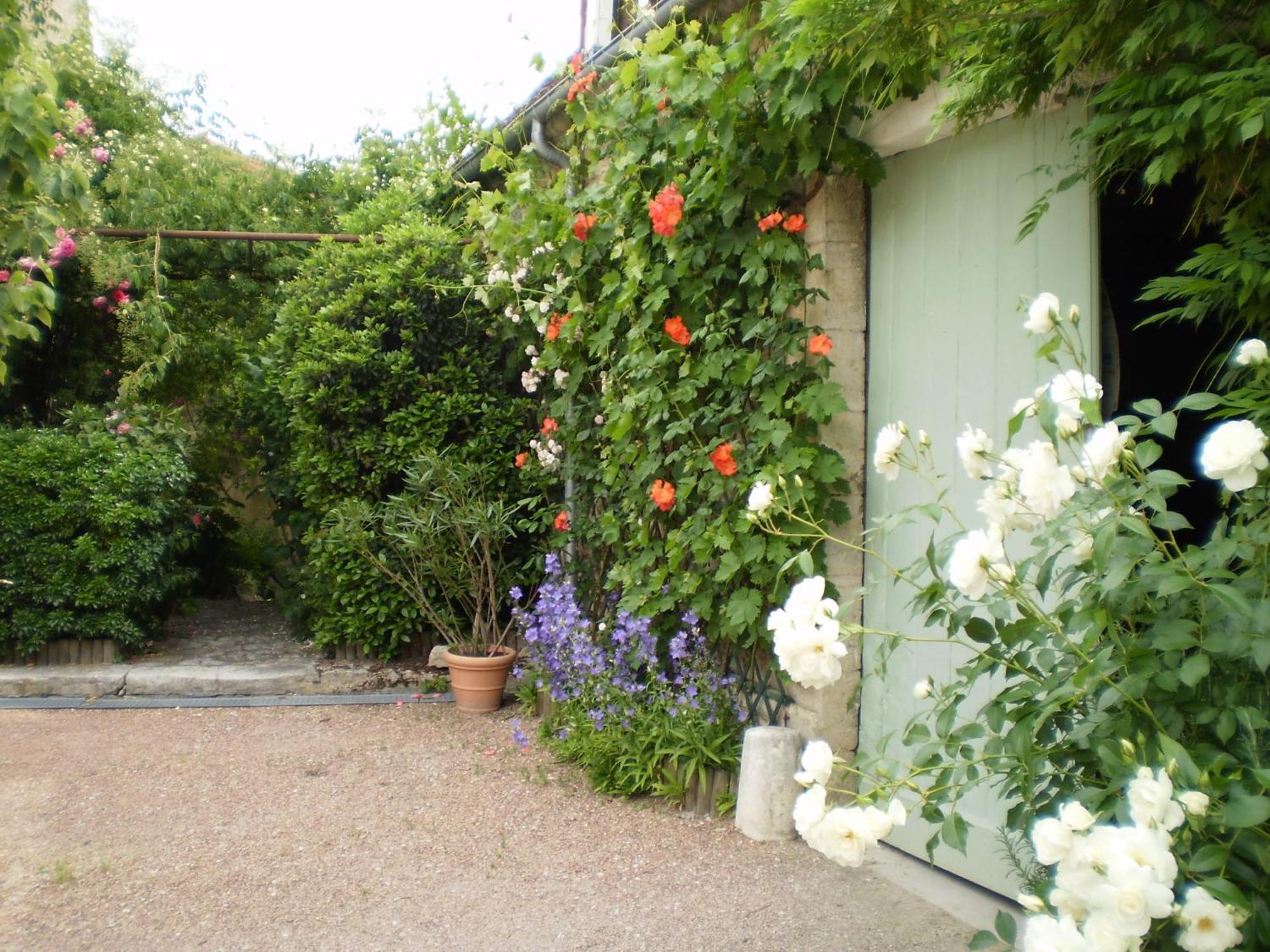 Logis Hotel Saint-Joseph Sancoins エクステリア 写真