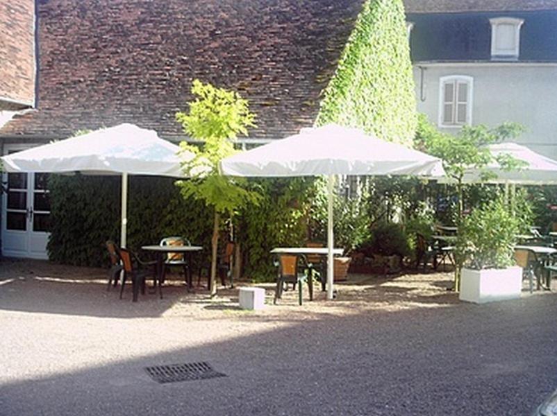 Logis Hotel Saint-Joseph Sancoins エクステリア 写真